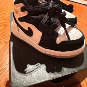 Jordan 1 mid Black and White Sneakers